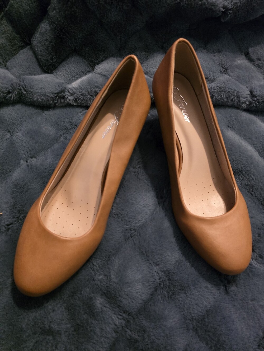 Women's Tan Leatherette Classic Pumps. Forever Brand. Size 10. Never Worn.
